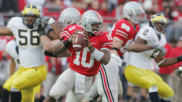 Ohio State's Troy Smith, 10, against Michigan in the first half of their game at the Ohio Stadium, November 18, 2006.