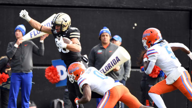 Nov 19, 2022; Nashville, Tennessee, USA; Vanderbilt Commodores tight end Ben Bresnahan (86) runs for a touchdown after a reception during the second half against the Florida Gators at FirstBank Stadium.