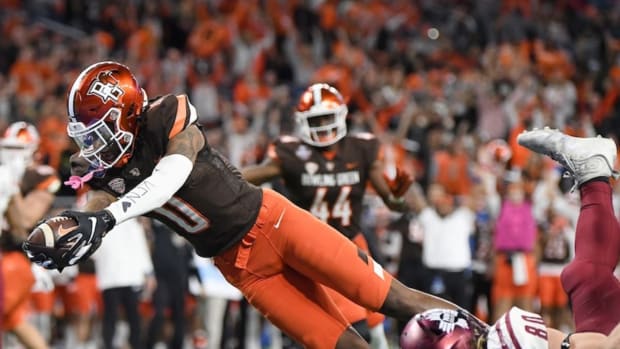 Bowling Green State University wide receiver Tyrone Broden (0) catches a pass and dives into the end zone for a touchdown as New Mexico State University linebacker Trevor Brohard (80) can't make the tackle in the fourth quarter of the 2022 Quick Lane Bowl at Ford Field.