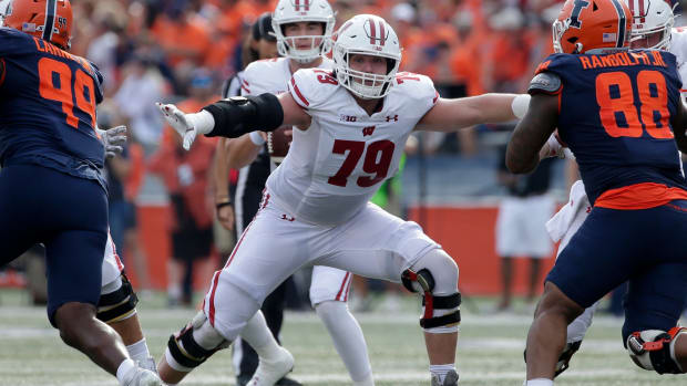 Wisconsin uses running game to roll over Illinois 24-0