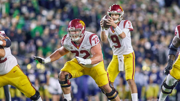 SOUTH BEND, IN - OCTOBER 23: USC Trojans offensive lineman Andrew Vorhees (72) in action during a game between the USC Trojans and the Notre Dame Fighting Irish on October 23, 2021 at Notre Dame Stadium, in South Bend, IN.