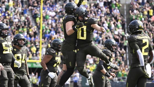 Sep 17, 2022; Eugene, Oregon, USA; Oregon Ducks quarterback Bo Nix (10) celebrates with teammates during the first half after scoring a touchdown against the Brigham Young Cougars at Autzen Stadium.