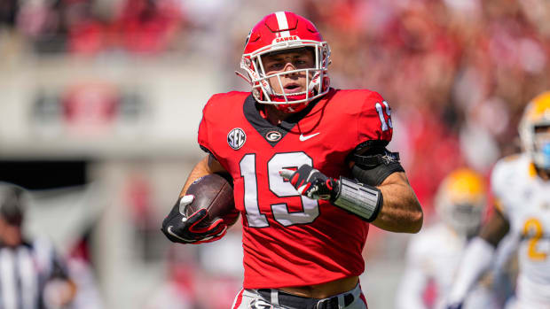 Sep 24, 2022; Athens, Georgia, USA; Georgia Bulldogs tight end Brock Bowers (19) runs for a touchdown against the Kent State Golden Flashes during the first quarter at Sanford Stadium.