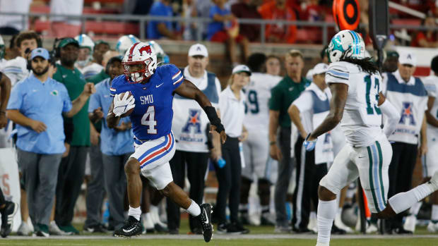 Oct 21, 2021; Dallas, Texas, USA; Southern Methodist Mustangs running back Tre Siggers (4) runs the ball in the first quarter against the Tulane Green Wave at Gerald J. Ford Stadium.