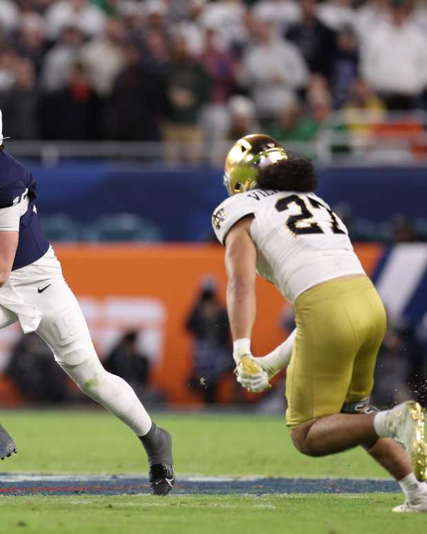 Jan 9, 2025; Miami, FL, USA; Penn State Nittany Lions quarterback Drew Allar (15) runs the ball in the second half against the Notre Dame Fighting Irish in the Orange Bowl at Hard Rock Stadium.