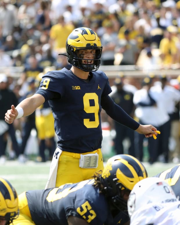 Michigan Wolverines quarterback J.J. McCarthy (9) runs the offense against the Connecticut Huskies during the first half at Michigan Stadium, Saturday, September 17, 2022.