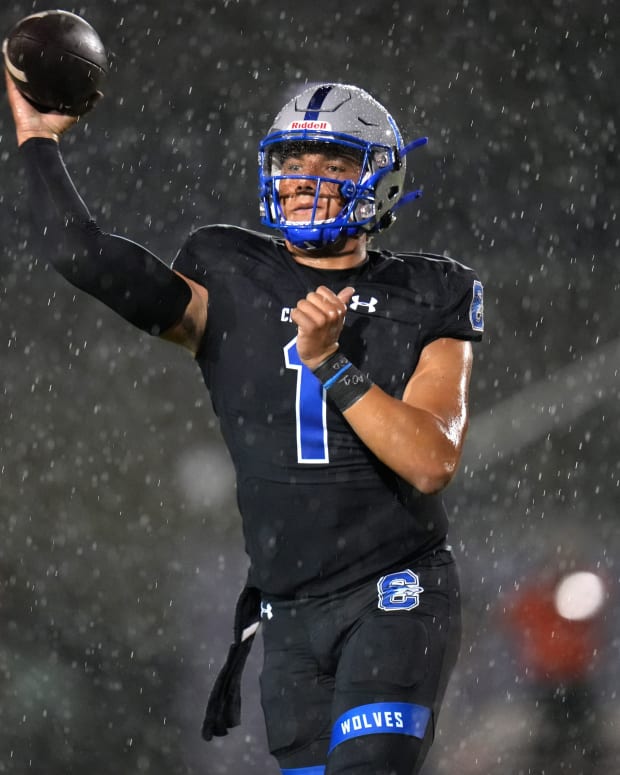 Chandler quarterback Dylan Raiola throws the ball against Corona del Sol during their game at Chandler High School on Friday, Sept. 9, 2022.