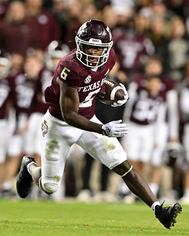 Nov 26, 2022; College Station, Texas, USA; Texas A&M Aggies running back Devon Achane (6) runs the ball during the second quarter against the LSU Tigers at Kyle Field.