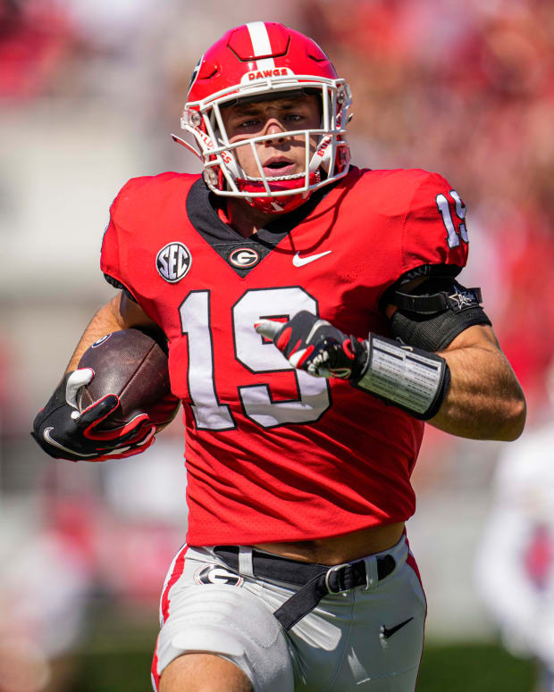 Sep 24, 2022; Athens, Georgia, USA; Georgia Bulldogs tight end Brock Bowers (19) runs for a touchdown against the Kent State Golden Flashes during the first quarter at Sanford Stadium.