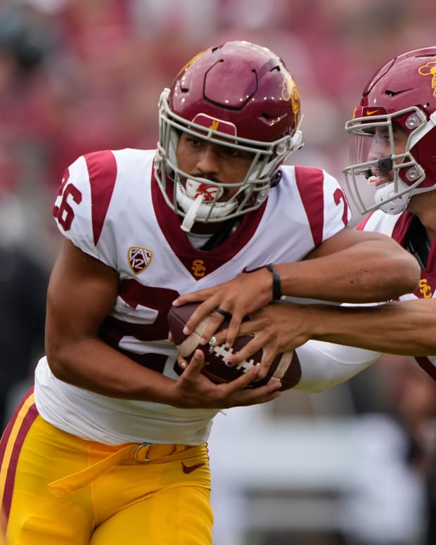 Sep 10, 2022; Stanford, California, USA; USC Trojans quarterback Caleb Williams (13) hands the ball off to running back Travis Dye (26) against the Stanford Cardinal during the first quarter at Stanford Stadium.