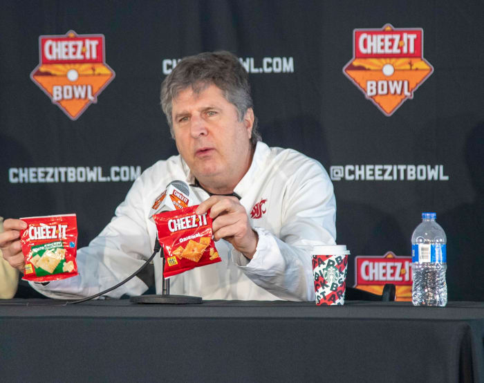 Dec 24, 2019; Phoenix, AZ, USA; Washington State team head coach Mike Leach arrives at Phoenix Sky Harbor Airport for Cheez It Bowl on Dec 24, 2019. Cheez It Bowl will be played at Chase Field on Dec 27 Air Force vs. Washington State.