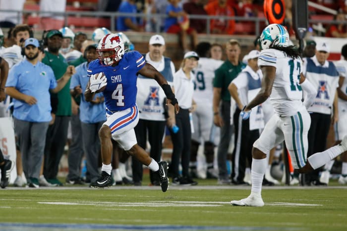 Oct 21, 2021; Dallas, Texas, USA; Southern Methodist Mustangs running back Tre Siggers (4) runs the ball in the first quarter against the Tulane Green Wave at Gerald J. Ford Stadium.
