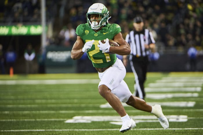 Nov 13, 2021; Eugene, Oregon, USA; Oregon Ducks running back Byron Cardwell (21) runs the ball for a touchdown during the second half against the Washington State Cougars at Autzen Stadium. Mandatory Credit: Troy Wayrynen-USA TODAY Sports