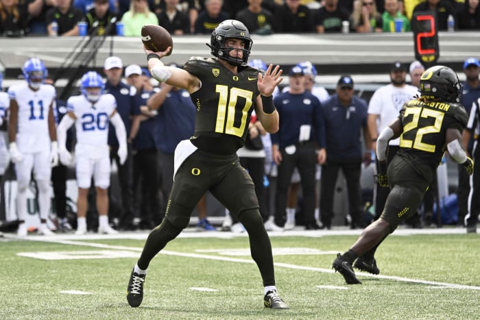 Sep 17, 2022; Eugene, Oregon, USA; Oregon Ducks quarterback Bo Nix (10) throws a pas during the first half against the Brigham Young Cougars at Autzen Stadium.