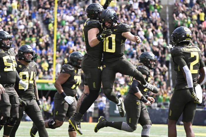 Sep 17, 2022; Eugene, Oregon, USA; Oregon Ducks quarterback Bo Nix (10) celebrates with teammates during the first half after scoring a touchdown against the Brigham Young Cougars at Autzen Stadium.