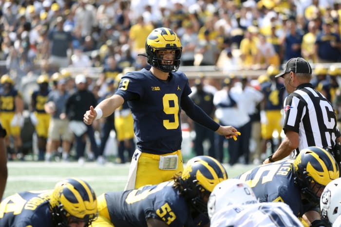 Michigan Wolverines quarterback J.J. McCarthy (9) runs the offense against the Connecticut Huskies during the first half at Michigan Stadium, Saturday, September 17, 2022.