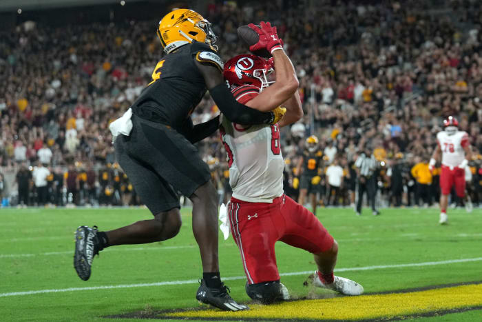Sep 24, 2022; Tempe, Arizona, USA; Utah Utes tight end Dalton Kincaid (86) makes a touchdown catch against Arizona State Sun Devils defensive back Chris Edmonds (5) during the first half at Sun Devil Stadium.
