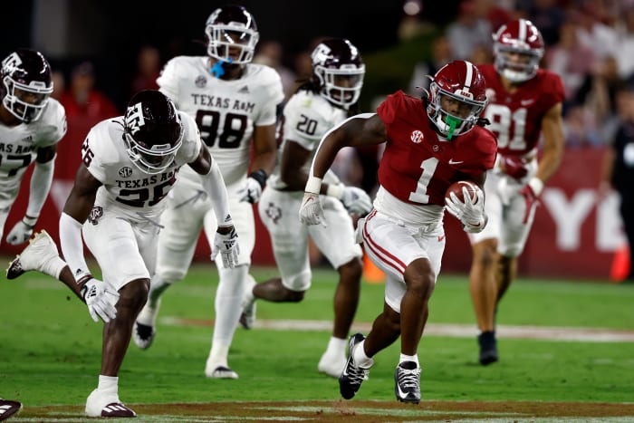 Alabama running back Jahmyr Gibbs (1) runs past Texas A&M defenders on Saturday, October 8, 2022.