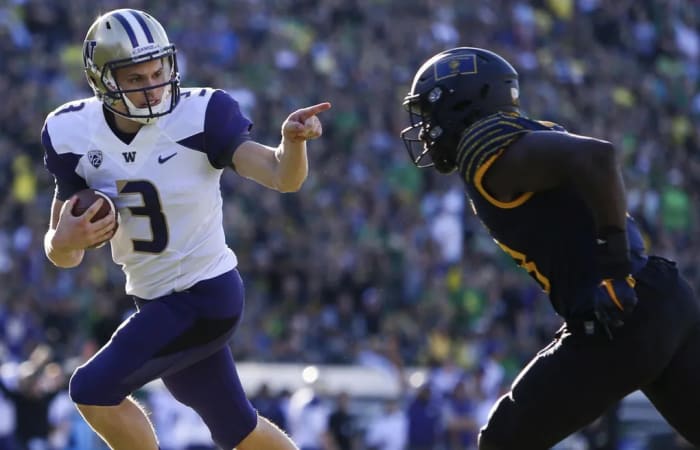 Washington quarterback Jake Browning (3) points at Oregon linebacker Jimmie Swain (18) as he runs into the end zone for a touchdown in the first quarter of the Huskies’ 70-21 over the Ducks.