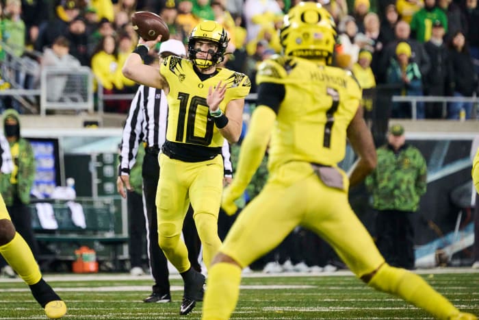 Nov 12, 2022; Eugene, Oregon, USA; Oregon Ducks quarterback Bo Nix (10) throws a pass during the first half against the Washington Huskies at Autzen Stadium.