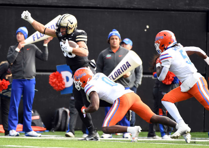 Nov 19, 2022; Nashville, Tennessee, USA; Vanderbilt Commodores tight end Ben Bresnahan (86) runs for a touchdown after a reception during the second half against the Florida Gators at FirstBank Stadium.