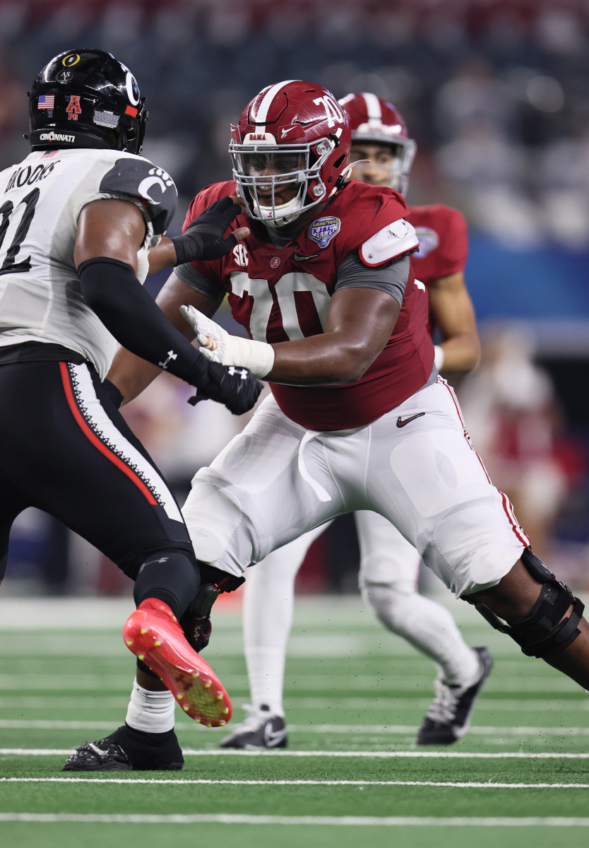 Alabama starting left guard Javion Cohen entering transfer portal