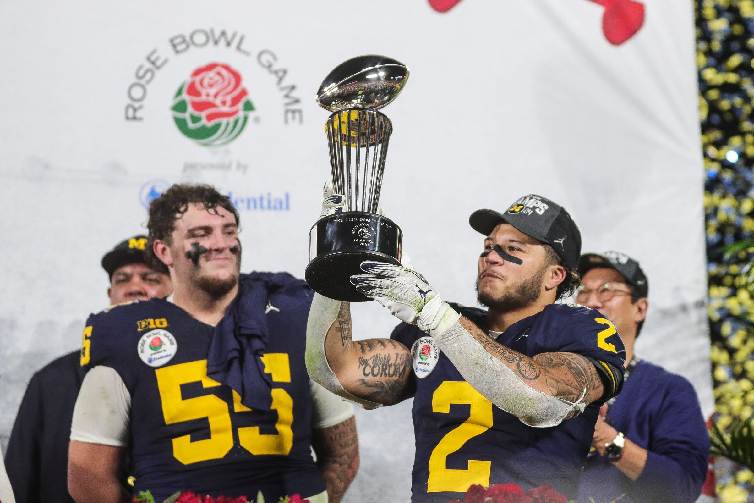 Rose Trophy: Michigan running back Blake Corum (2) lifts the trophy after a 27-20 win over Alabama.