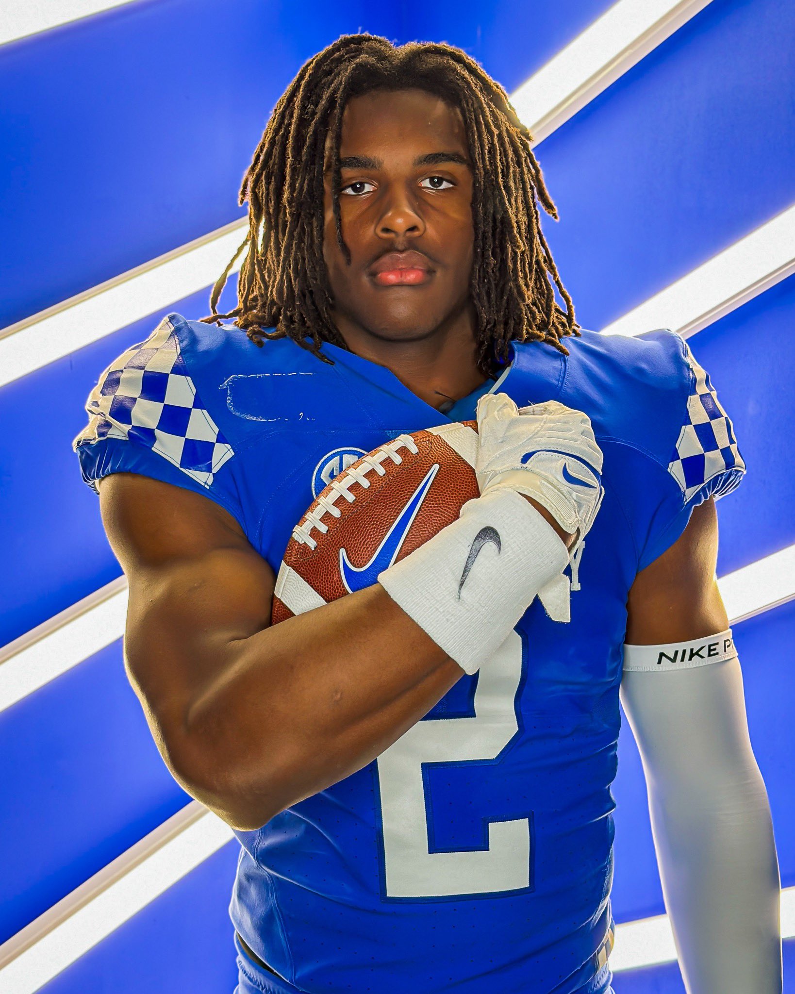 2025 4-star RB Bo Jackson from Cleveland, Ohio (Villa Angela-St Joseph) takes a picture during a visit to Kentucky