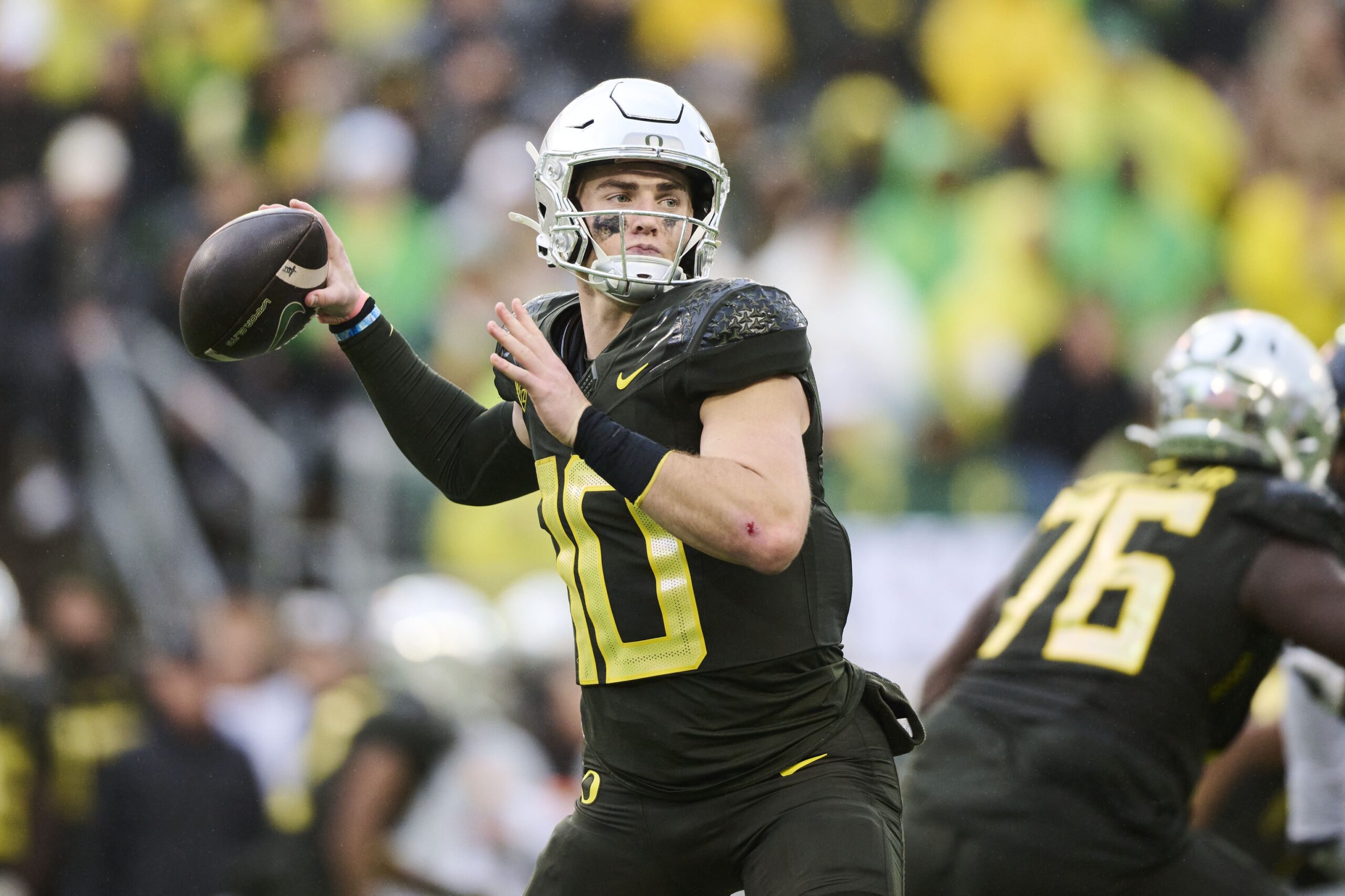 Nov 4, 2023; Eugene, Oregon, USA; Oregon Ducks quarterback Bo Nix (10) throws a pass during the second half against the California Golden Bears at Autzen Stadium.