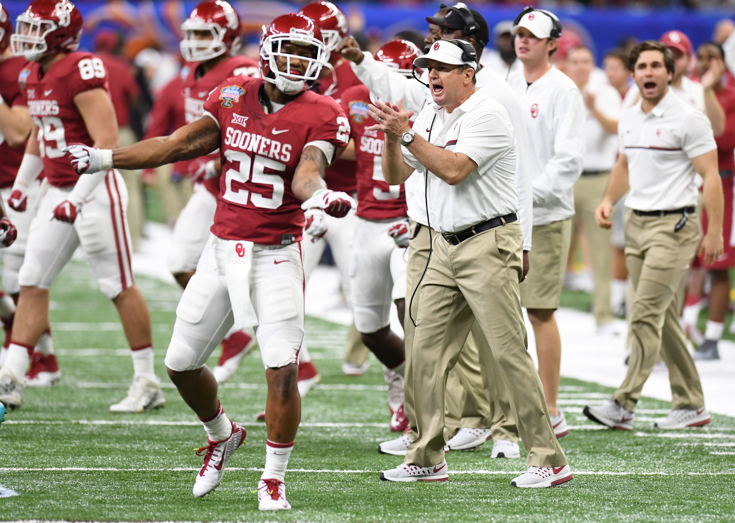 Jan 2, 2017; New Orleans , LA, USA; Oklahoma Sooners running back Joe Mixon (25) and Sooners head coach Bob Stoops react after a stop against the Auburn Tigers in the second quarter of the 2017 Sugar Bowl at the Mercedes-Benz Superdome.