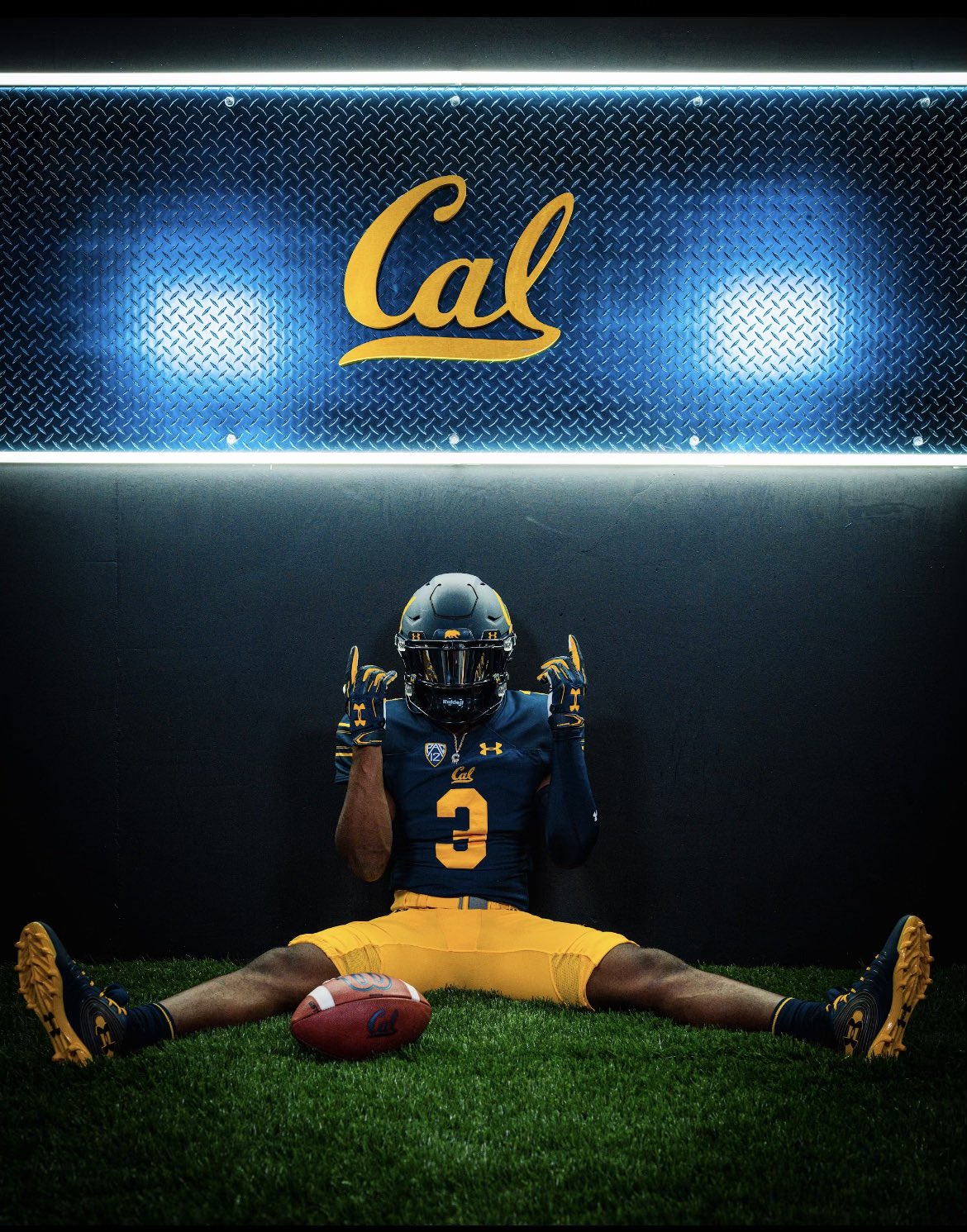 2025 3-star RB Carter Jackson from Granite Bay, California takes a picture on a visit to California
