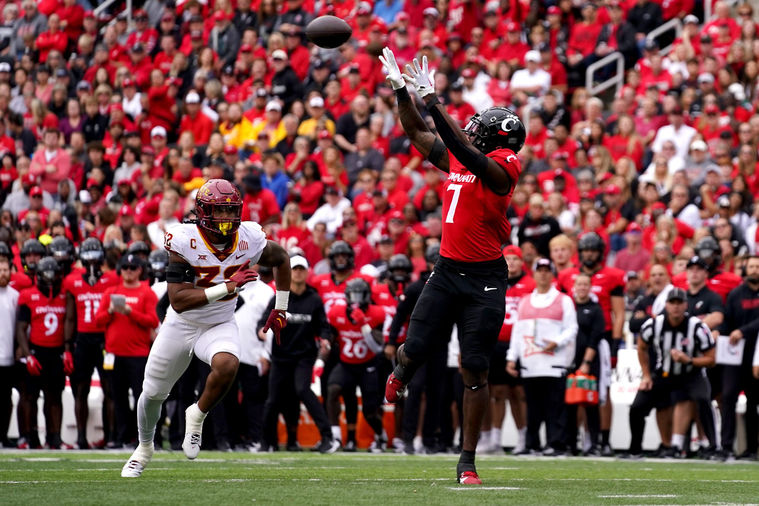 Cincinnati Bearcats tight end Chamon Metayer (7) catches a touchdown pass in the first quarter during a college football game between the Iowa State Cyclones and the Cincinnati Bearcats Saturday, Oct. 14, 2023, at Nippert Stadium win Cincinnati.