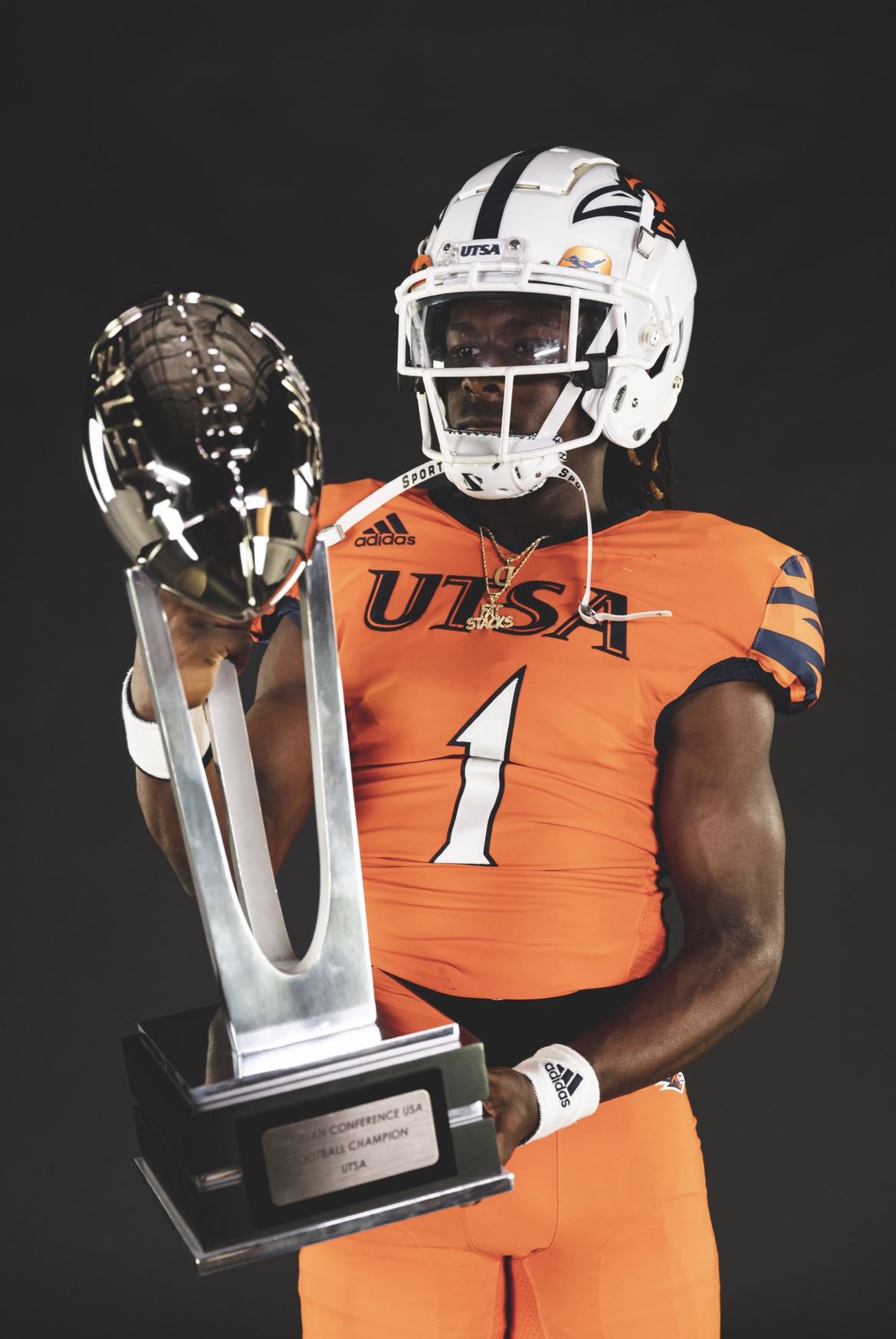 2025 3-star RB Cornelius Warren from Fort Worth, Texas (North Crowley) taking a picture during a visit to UTSA