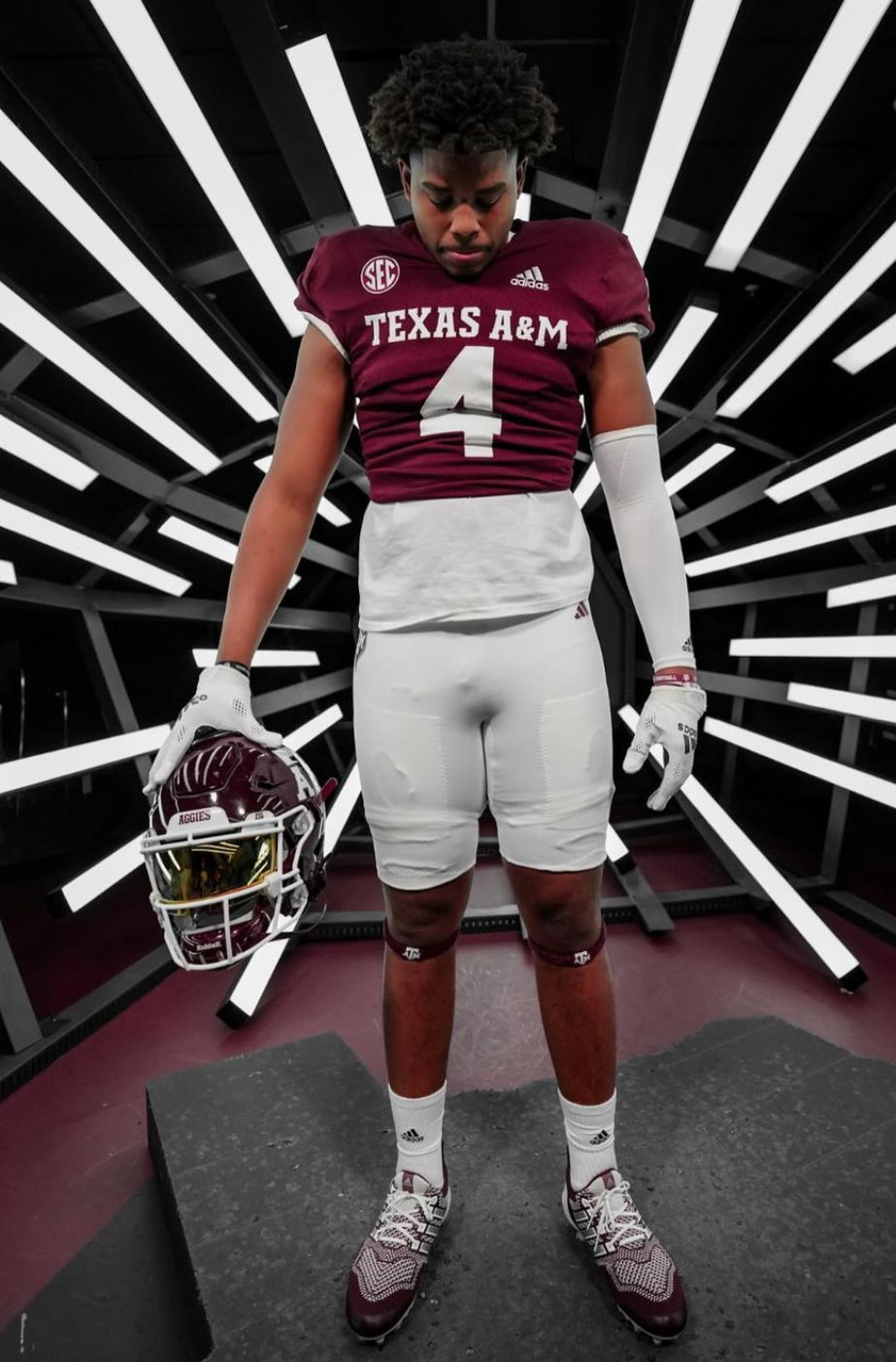 Three-star 2025 Offensive Tackle Desean Bryant from Duncanville, TX (Duncanville)