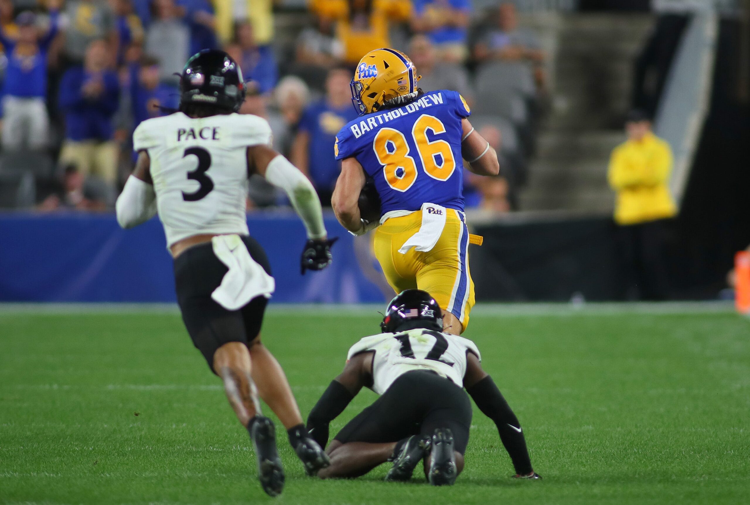 Pittsburgh Panthers Gavin Bartholomew (86) slips away from Cincinnati Bearcats cornerback Justin Harris (12) while sprinting downfield during the second half at Acrisure Stadium in Pittsburgh, PA on September 9, 2023