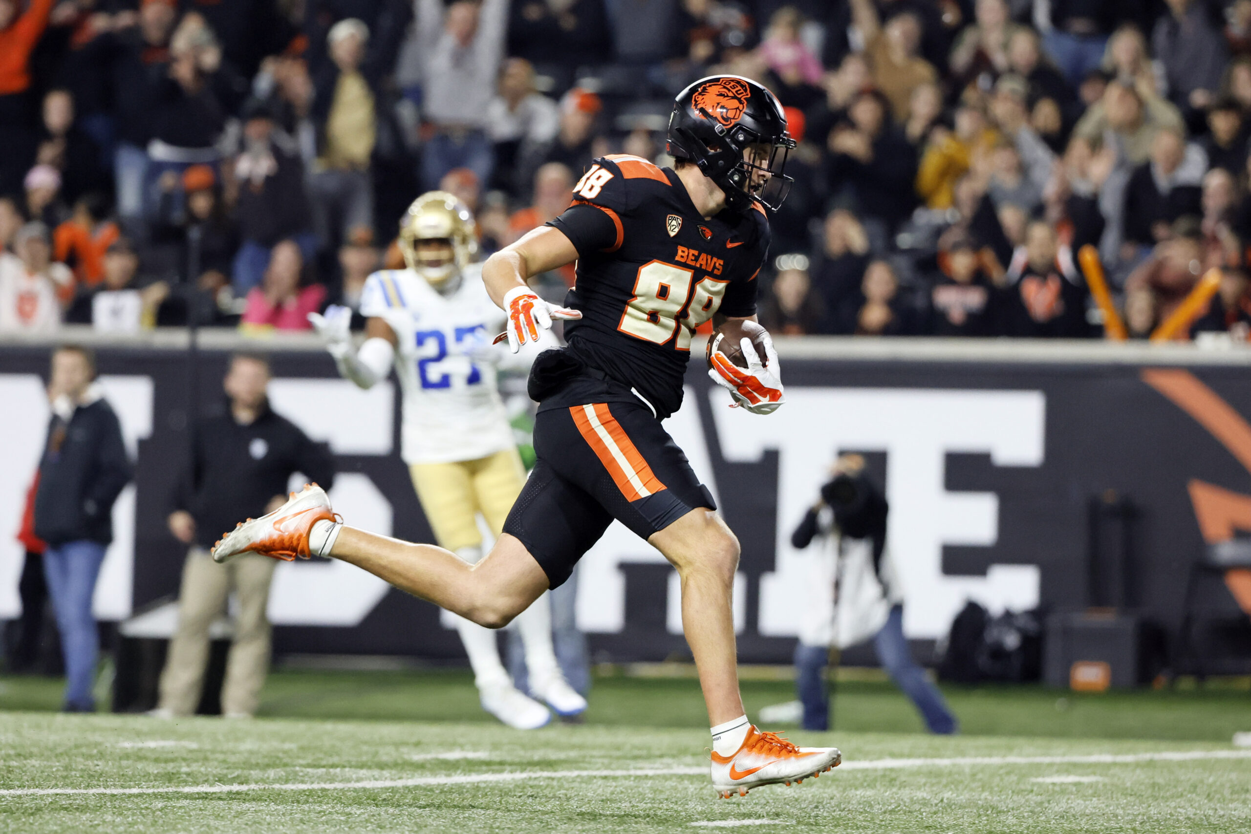 Oregon State TE Jack Velling gains yardage against the UCLA Bruins.