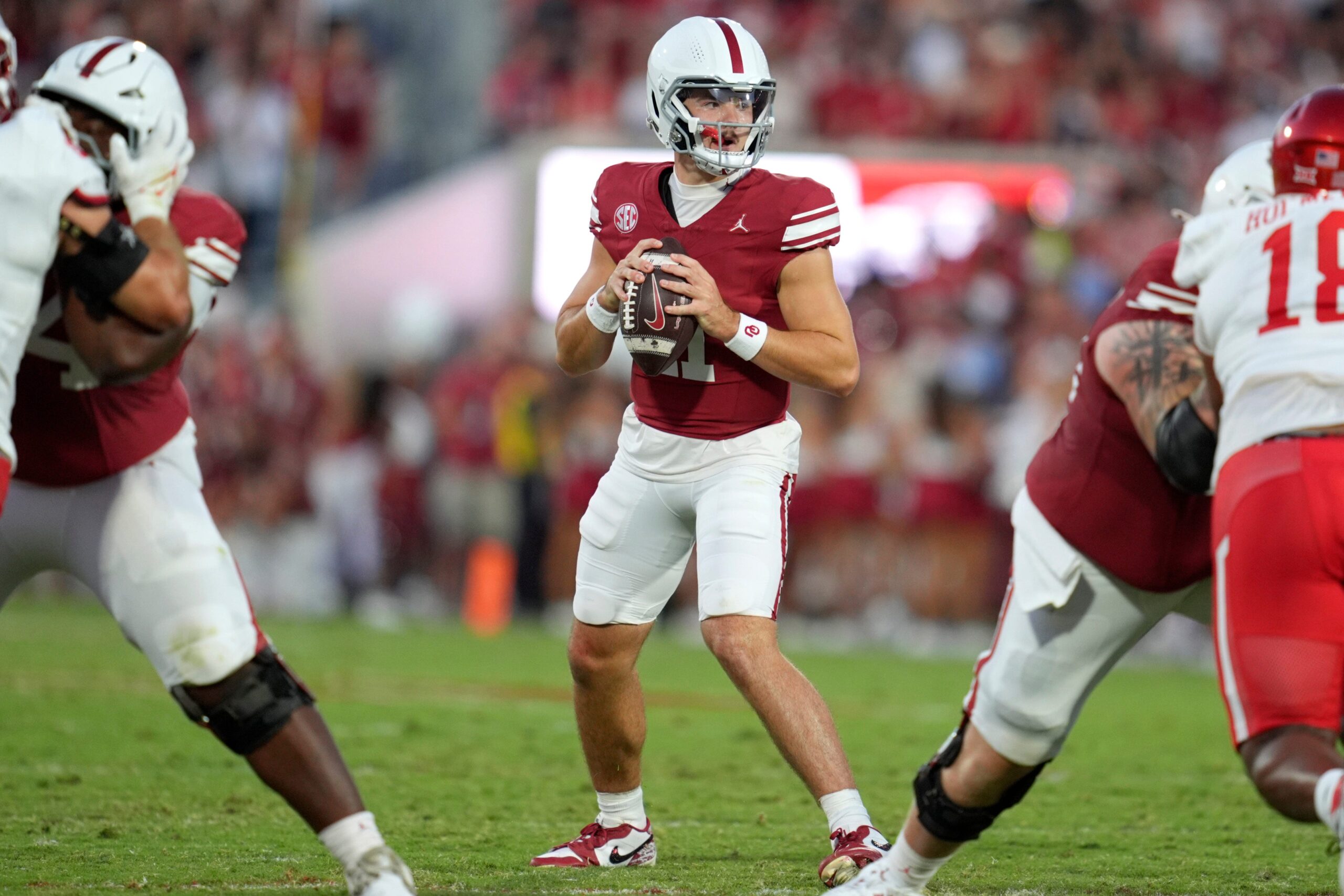 Oklahoma Sooners quarterback Jackson Arnold (11) looks for an open receiver during a college football game between the University of Oklahoma Sooners (OU) and the Houston Cougars at Gaylord Family – Oklahoma Memorial Stadium in Norman, Okla., Saturday, Sept. 7, 2024.