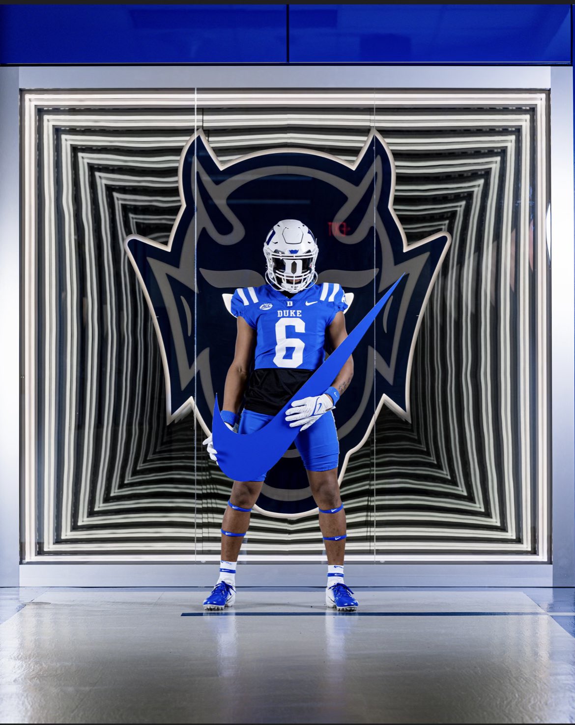 2025 3-star RB Jeffery Overton Jr. from Woodbridge, Virginia (Freedom) takes a picture during a visit to Duke