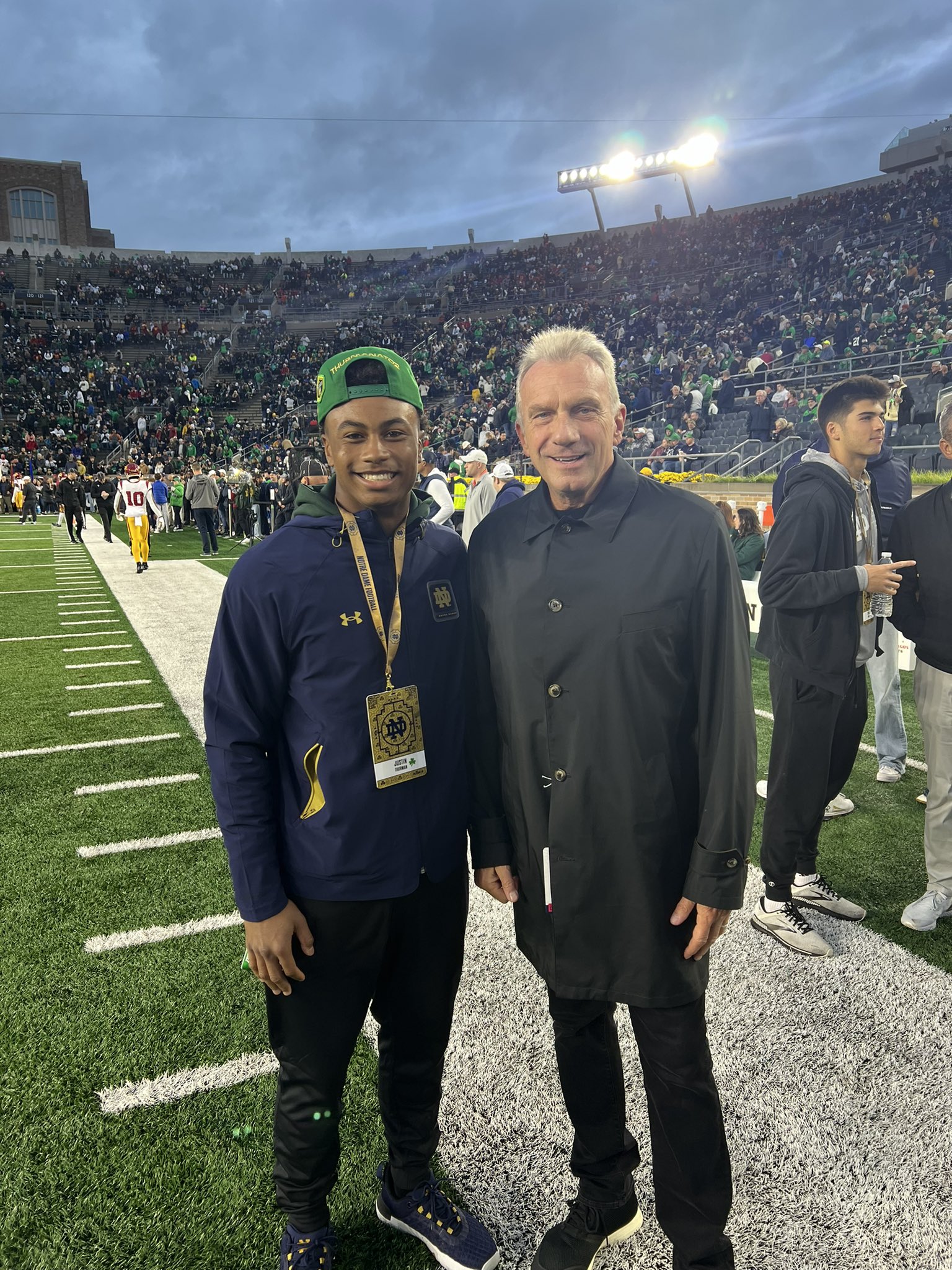 2025 4-star RB Justin Thurman from Tampa, Florida (Jesuit) takes a picture with Joe Montana during a visit to Notre Dame