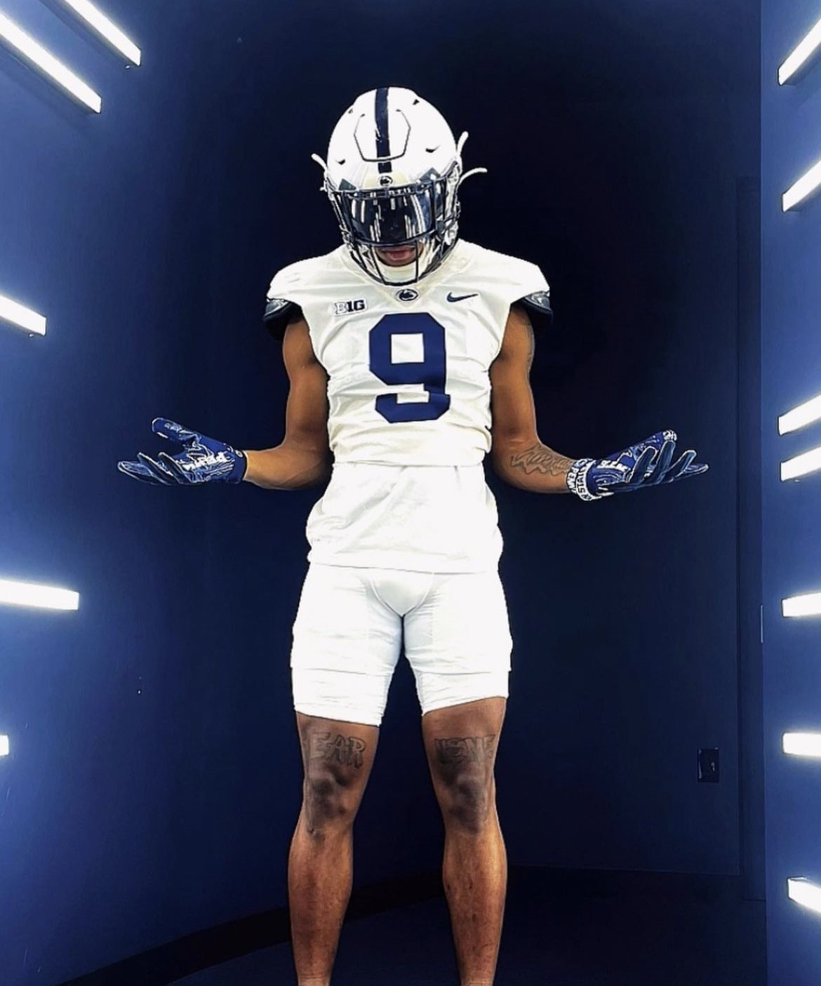 2025 4-star RB Kiandrea Barker from The Woodlands, Texas takes a picture on a visit to Penn State