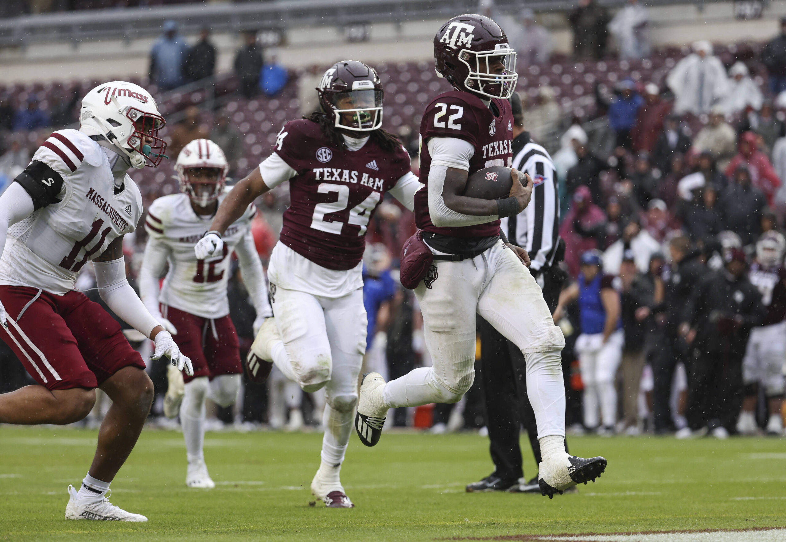 Nov 19, 2022; College Station, Texas, USA; Texas A&M Aggies running back Le'Veon Moss (22) runs with the ball and scores a touchdown during the fourth quarter against the Massachusetts Minutemen at Kyle Field.