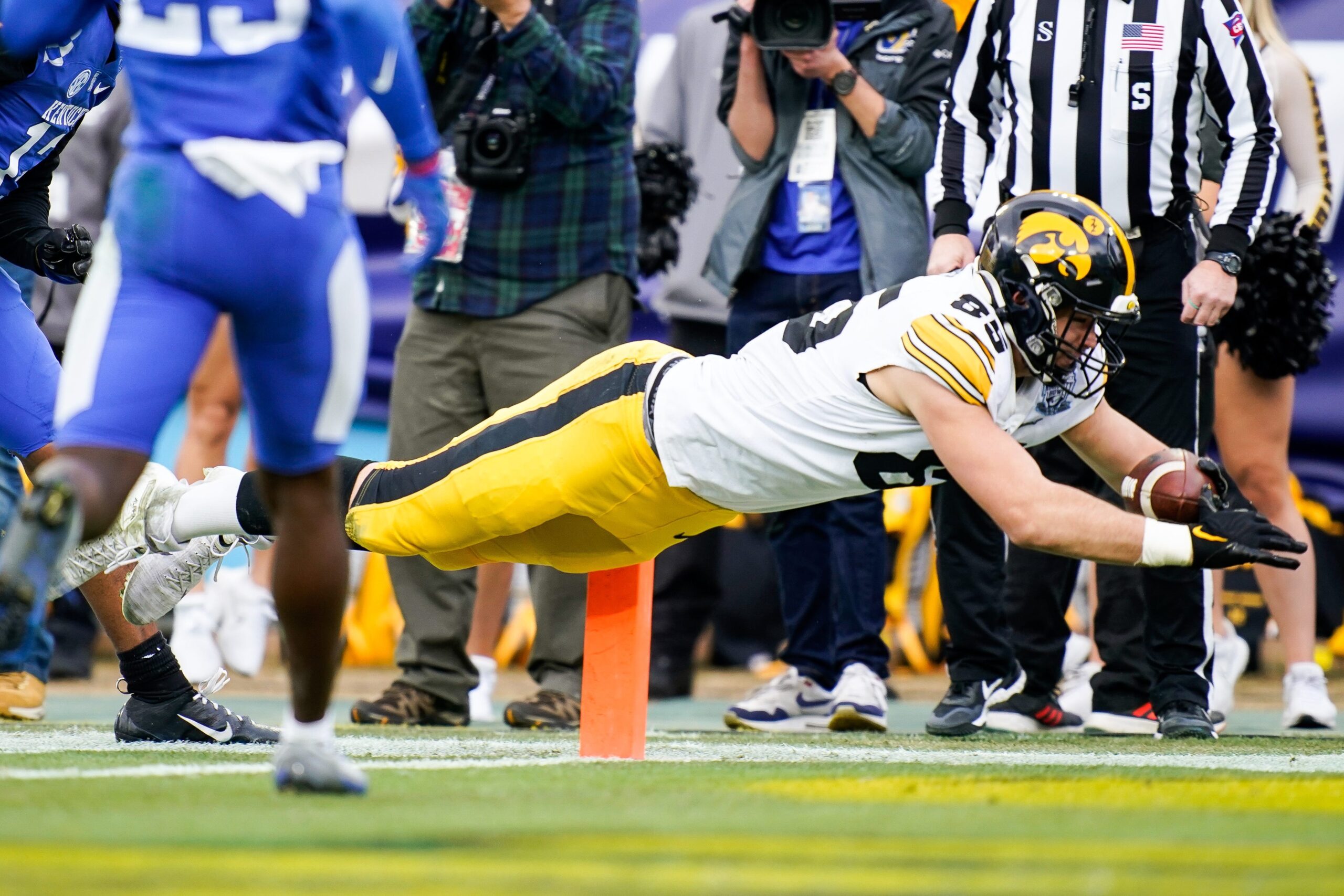 Iowa tight end Luke Lachey (85) brings in a touchdown against Kentucky during the second quarter of the TransPerfect Music City Bowl at Nissan Stadium in Nashville, Tenn., Saturday, Dec. 31, 2022.