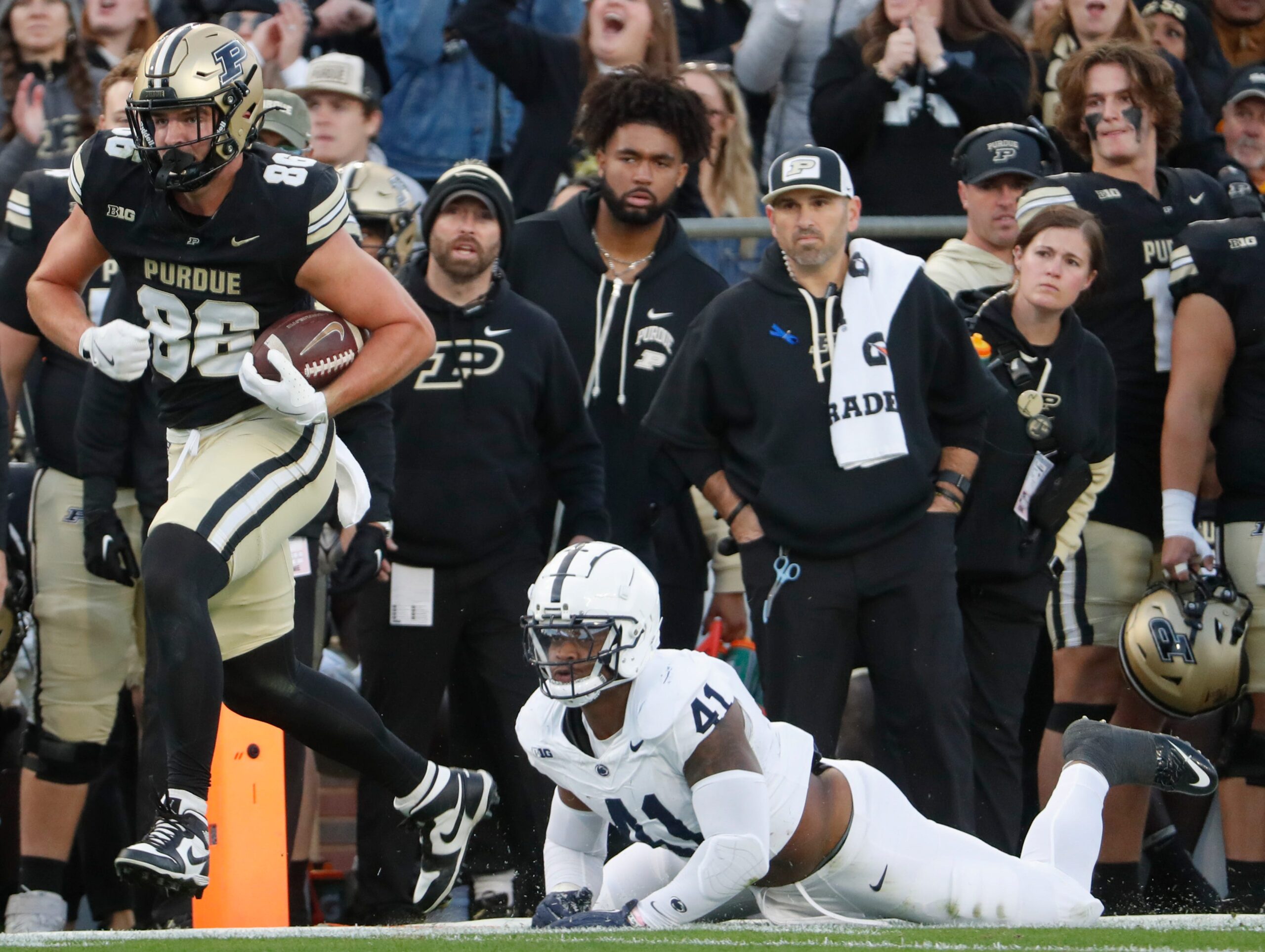 Purdue Boilermakers tight end Max Klare (86) breaks the tackle of Penn State Nittany Lions linebacker Kobe King (41) Saturday, Nov. 16, 2024, during the NCAA football game at Ross-Ade Stadium in West Lafayette, Ind.