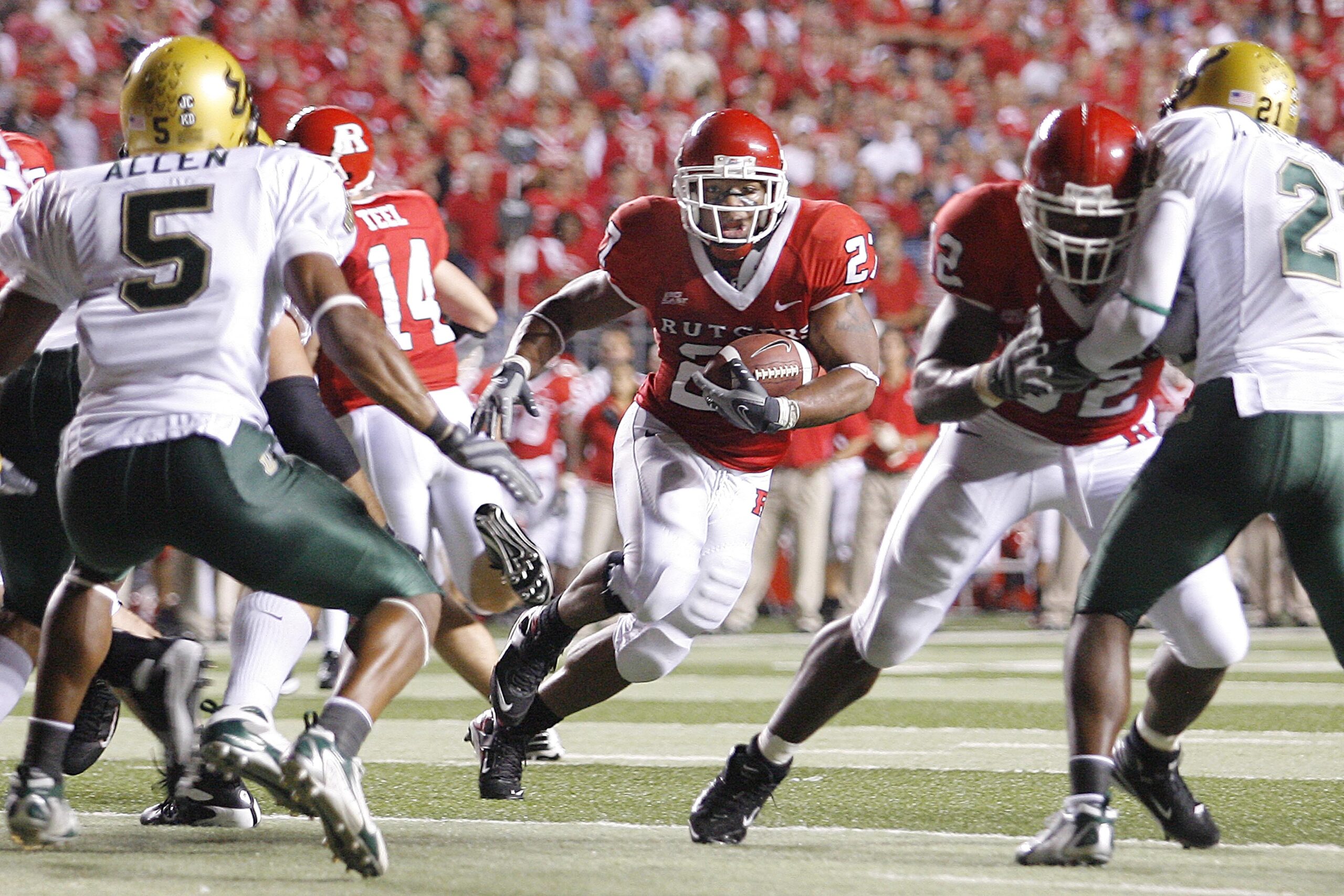Oct 18, 2007; Piscataway, NJ, USA; Rutgers Scarlet Knights running back Ray Rice (27) during first half action against South Florida Bulls at Rutgers Stadium.