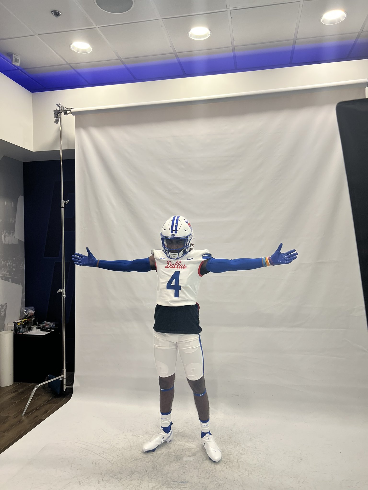 2025 4-star RB Rickey Stewart from Tyler, Texas (Chapel Hill) takes a picture during a visit to Southern Methodist