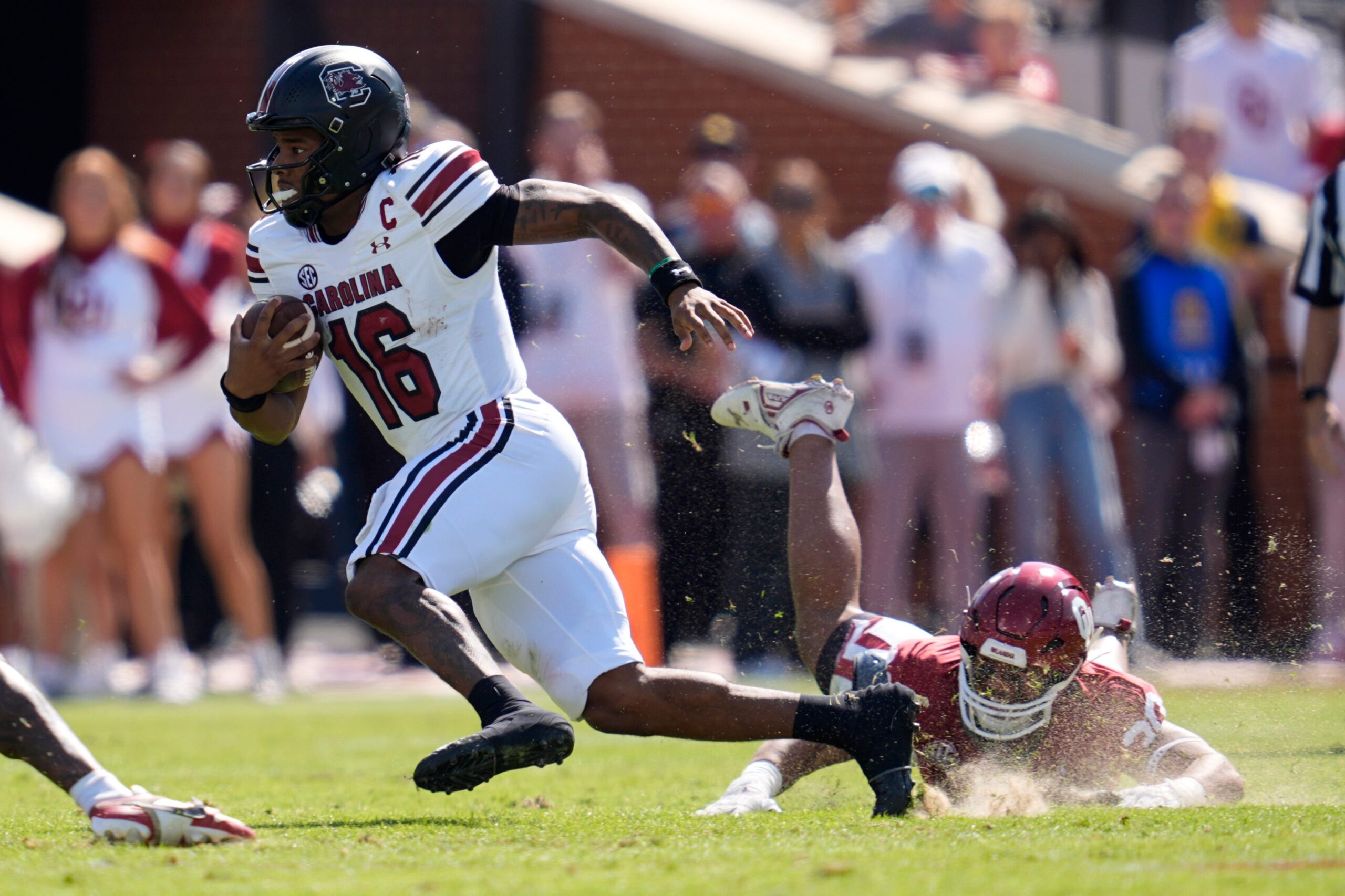South Carolina Gamecocks quarterback LaNorris Sellers (16) runs past Oklahoma Sooners defensive lineman Trace Ford (30) during a college football game between the University of Oklahoma Sooners (OU) and the South Carolina Gamecocks at Gaylord Family - Oklahoma Memorial Stadium in Norman