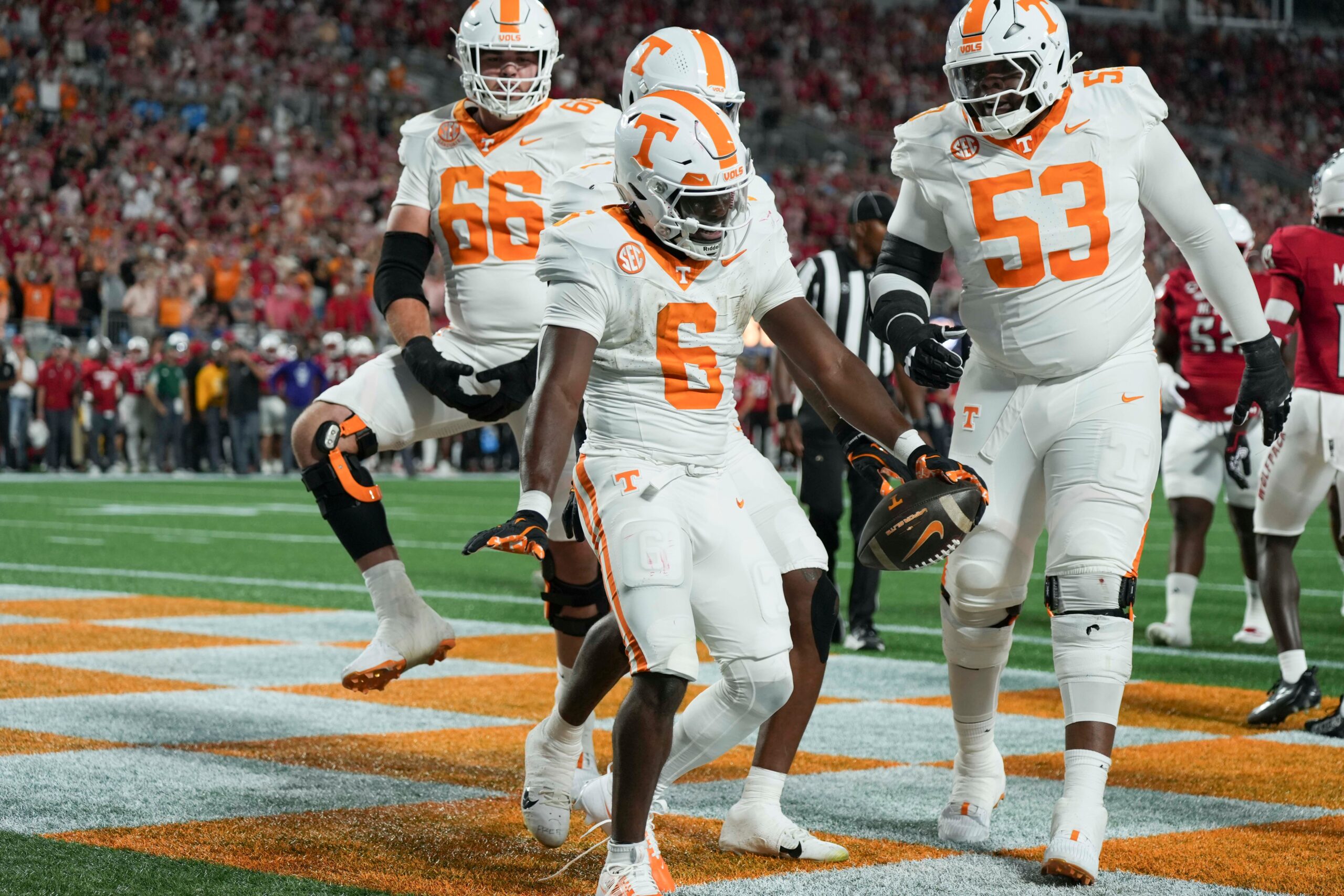 Tennessee running back Dylan Sampson (6) celebrates a touchdown at the NCAA College football game between Tennessee and NC State on Saturday, Sept. 7, 2024 in Charlotte, NC.