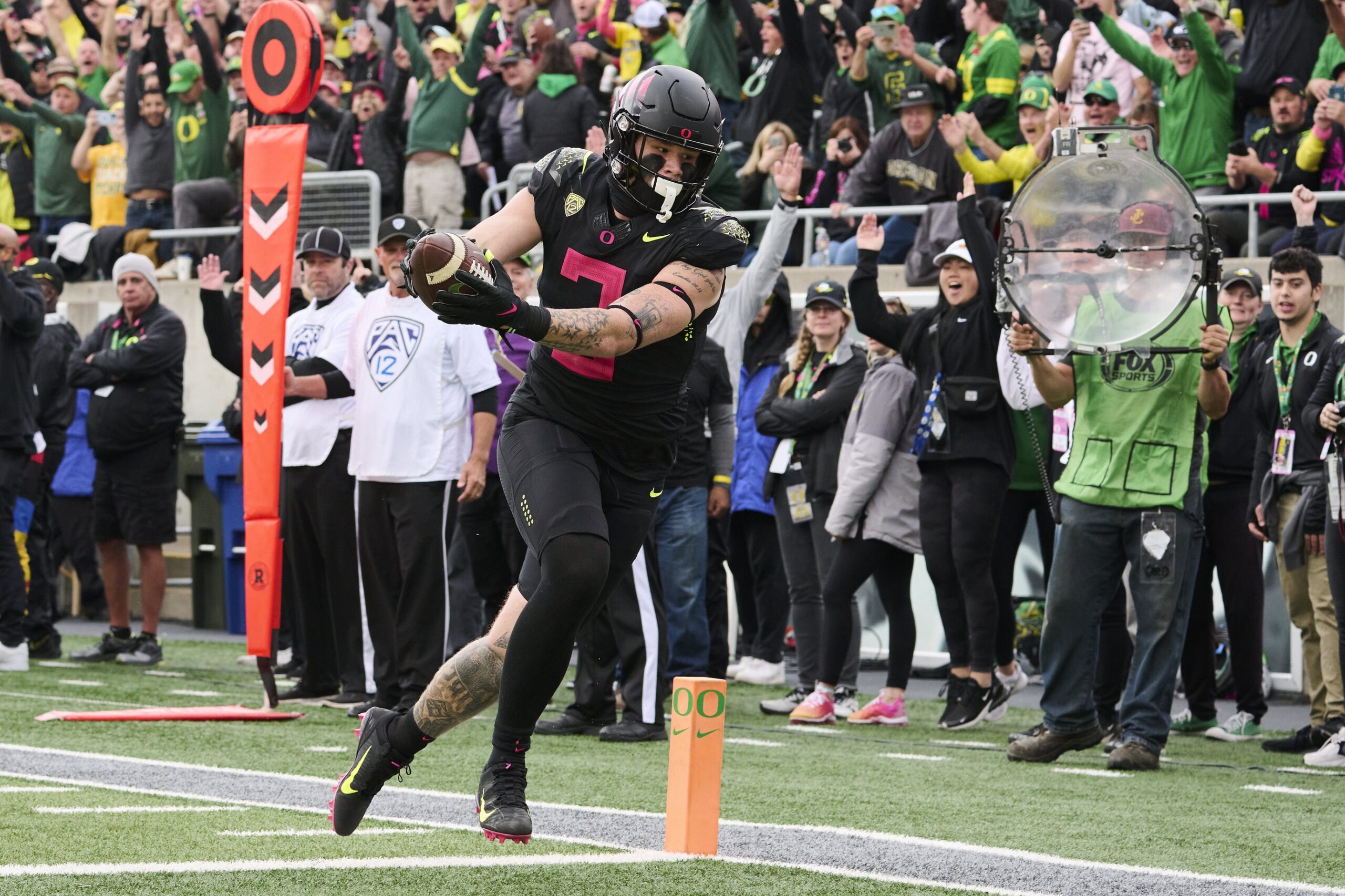 Oct 22, 2022; Eugene, Oregon, USA; Oregon Ducks tight end Terrance Ferguson (3) catches a touchdown pass during the first half against the UCLA Bruins at Autzen Stadium.
