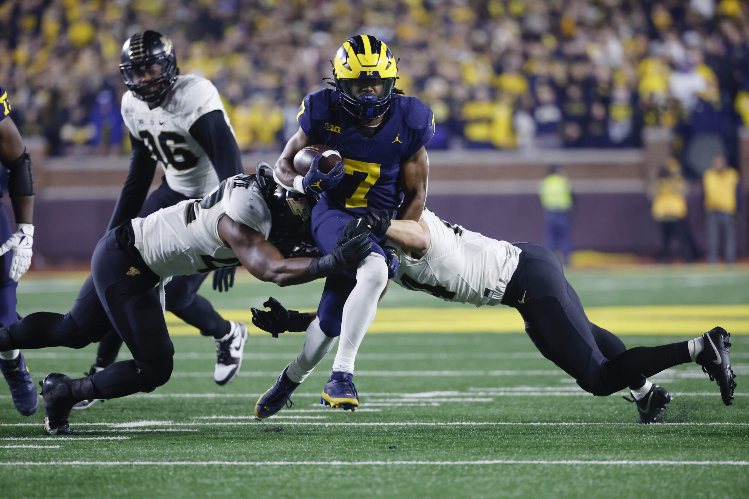Michigan Wolverines running back Donovan Edwards (7) rushes in the second half against the Purdue Boilermakers.