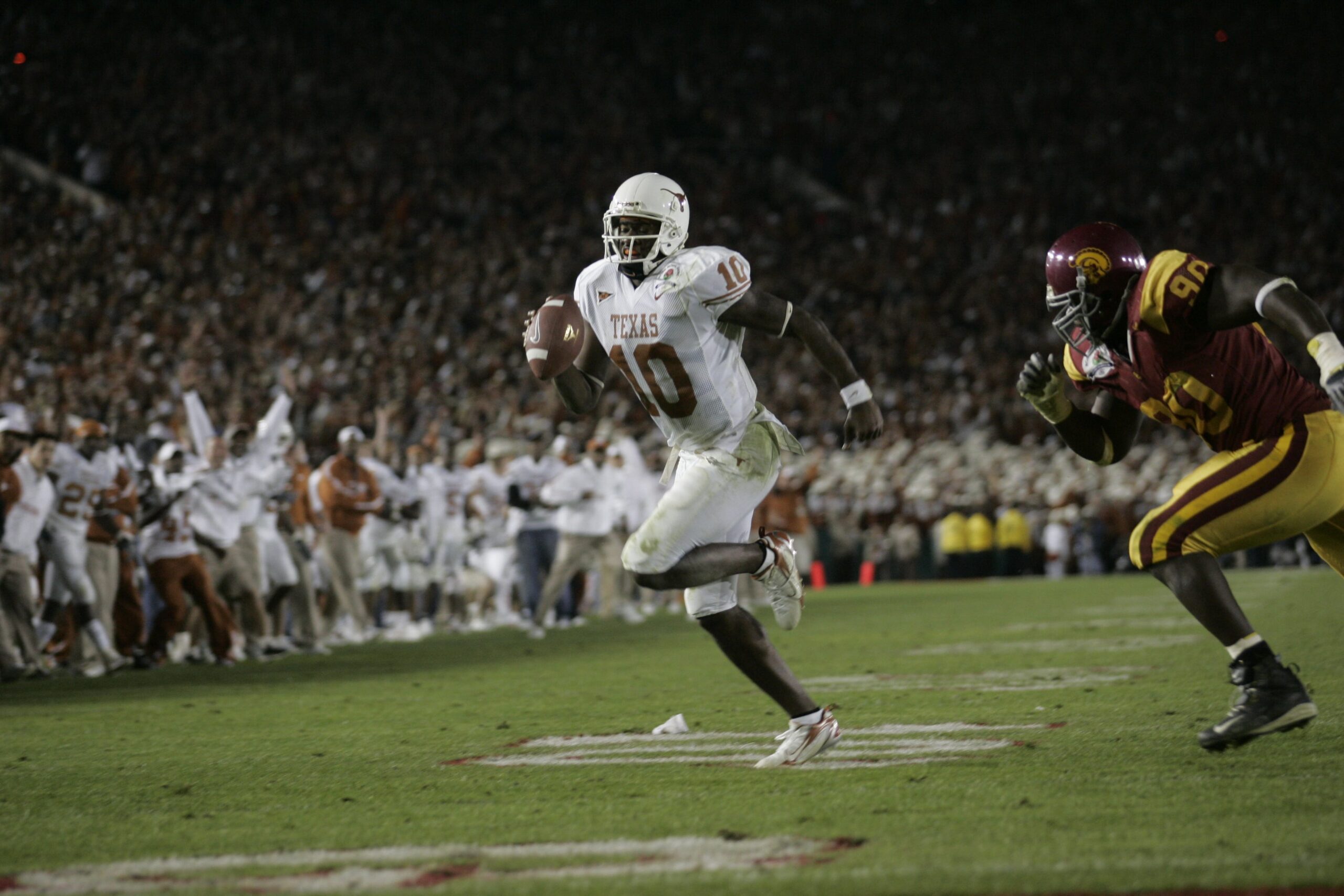 Texas quarterback Vince Young outruns the Southern California defense for the game-winning touchdown in the 2006 Rose Bowl in Pasadena, Calif. 2006-01-04-vince young © Robert Hanashiro / USA TODAY NETWORK